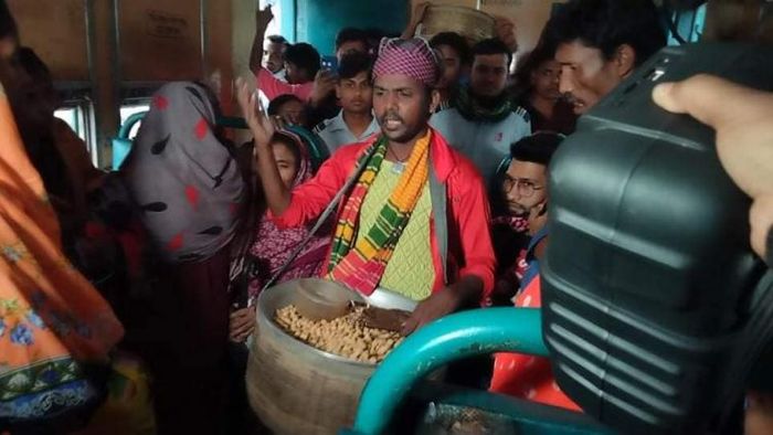 স্টেশনে বাদাম বিক্রি করছেন হিরো আলম