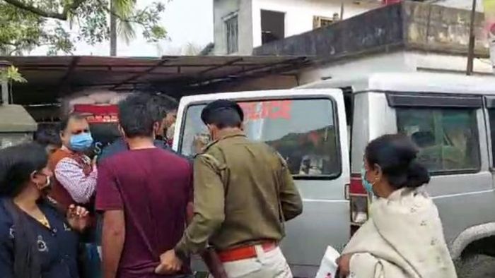 হুগলির ডানকুনিতে এটিএম লুটের চেষ্টা করে ৩ দুষ্কৃতি। শাটার নামিয়ে ওই ৩ জন দুষ্কৃতি ধরে ফেললেন ব্যাঙ্কের কর্মীরা।