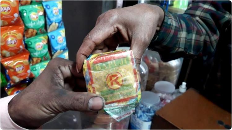 টিকে থাকার মরিয়া চেষ্টায় ‘বাপুজি’ কেক