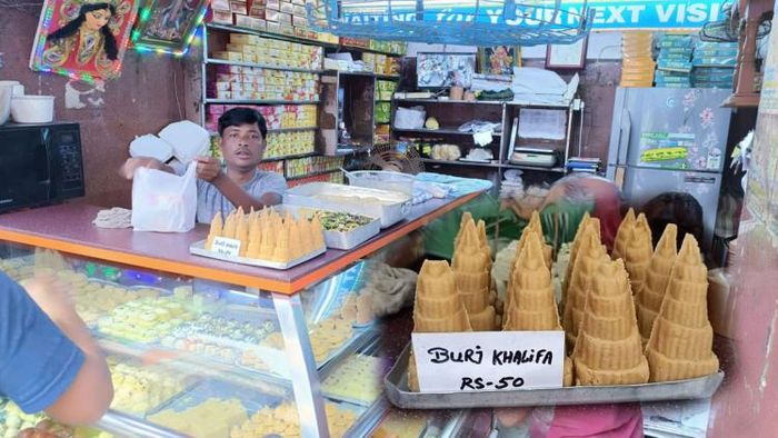 সিঁথির মোড়ের মিষ্টির দোকানে মিলছে বুর্জ খলিফা সন্দেশ