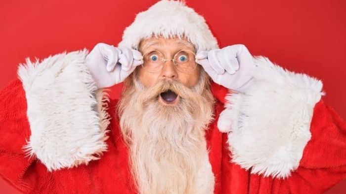 ক্রিসমাস ইভে মোজায় উপহার দেন সান্তা ক্লজ