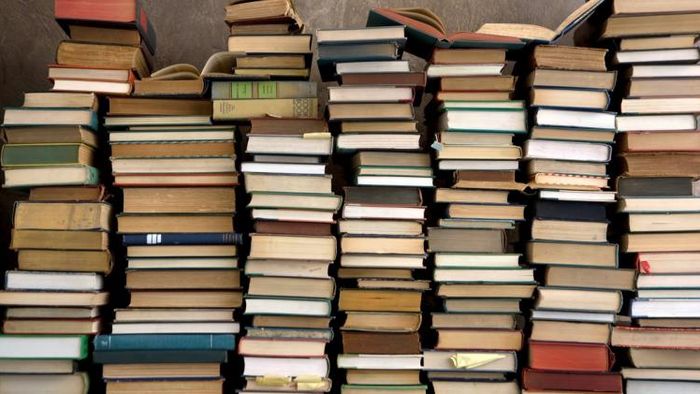 রাজ্যের সরকারি পাঠাগারের ২ কোটি বই নষ্ট হয়ে গিয়েছে (প্রতীকী ছবি)