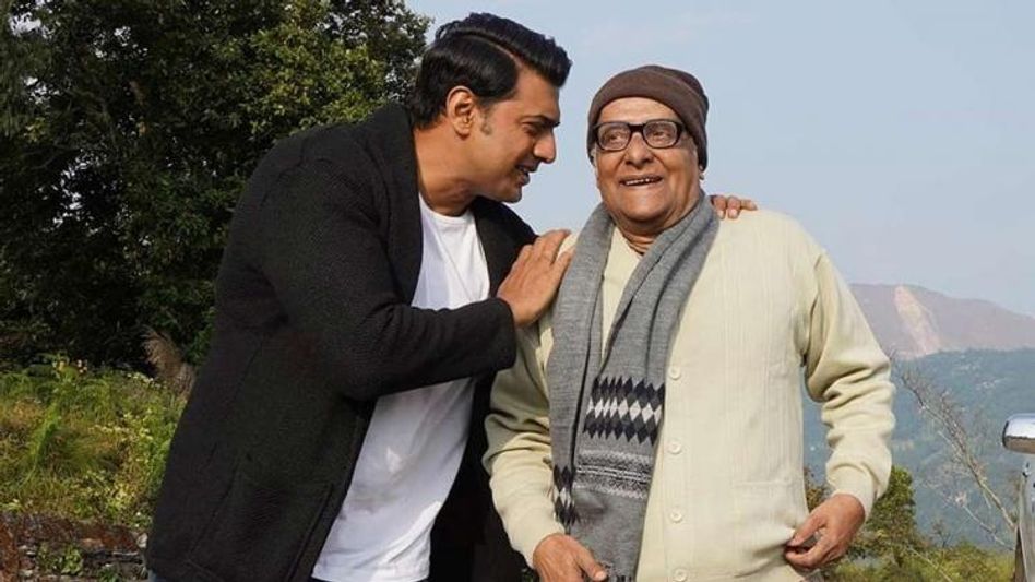 কনকনে ঠাণ্ডায় বৃষ্টিতে, শ্যুটিং! 'টনিক'-দেবের ভেজা মাথা মুছিয়ে দিলেন 'কাকা' পরাণ কনকনে ঠাণ্ডায় বৃষ্টিতে, শ্যুটিং! 'টনিক'-দেবের ভেজা মাথা মুছিয়ে দিলেন 'কাকা' পরাণ