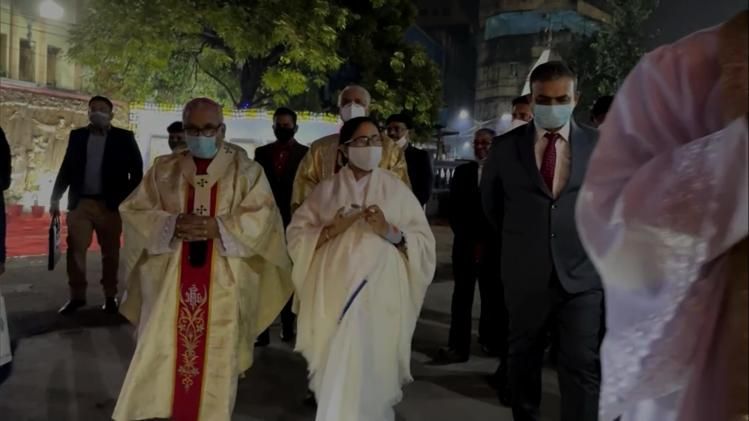  ক্রিসমাস ইভে চার্চে মমতা, বড়দিনের শুভেচ্ছা জানালেন মুখ্যমন্ত্রী