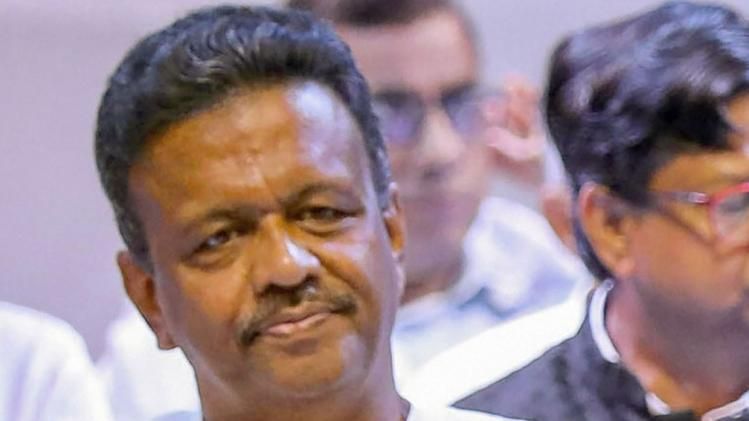 কলকাতার মেয়র পদে শপথ ফিরহাদের, মমতার স্বপ্ন পূরণের বার্তা