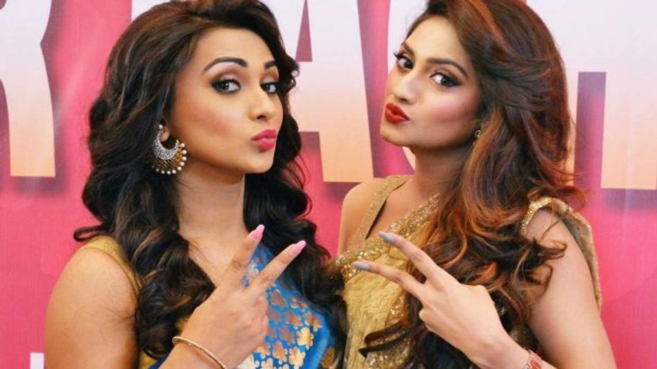 দলের বৈঠকে গরহাজির কেন? নুসরত-মিমিকে শোকজ TMC-র দলের বৈঠকে গরহাজির কেন? নুসরত-মিমিকে শোকজ TMC-র