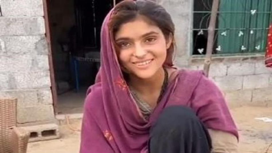 আলু কেটে গোটা বিশ্বের নজরে চলে এলেন পাকিস্তানের এই সুন্দরী, কীভাবে জানেন ? আলু কেটে গোটা বিশ্বের নজরে চলে এলেন পাকিস্তানের এই সুন্দরী, কীভাবে জানেন ?