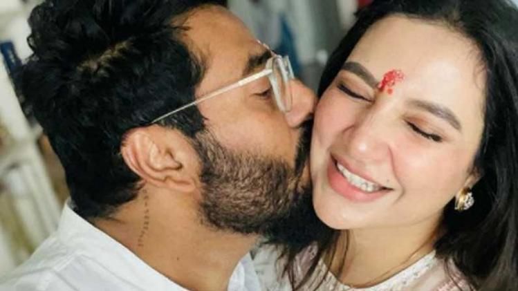 ঠোঁটে ঠোঁট রেখে ব্যারিকেড... প্রেমে থাকার বার্তা রাজ-শুভশ্রীর