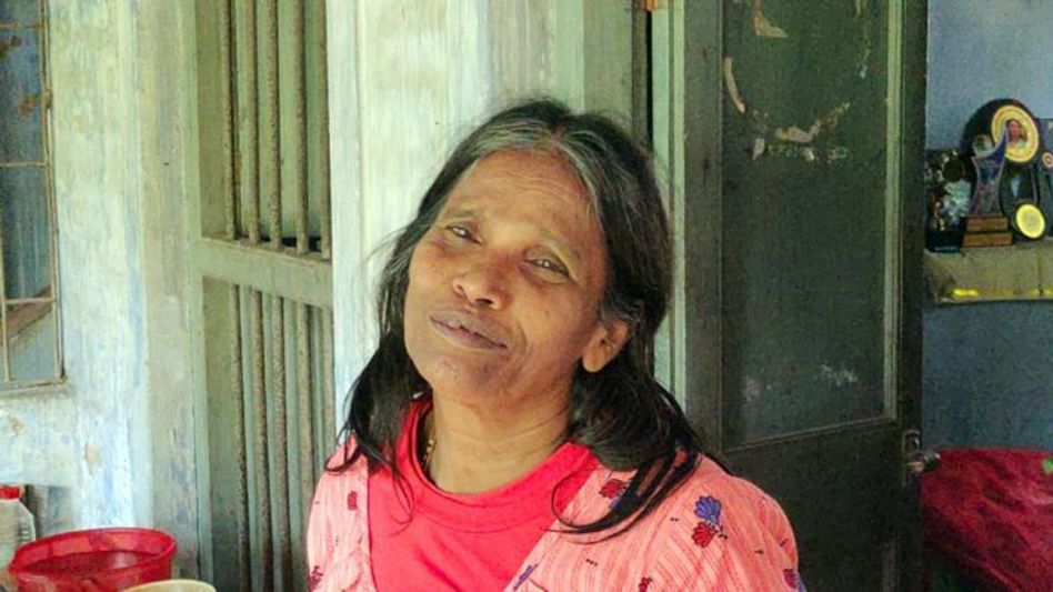 ঘরে চাল-ডাল বাড়ন্ত, রাণু মণ্ডল দুঃখ ভুলে গাইলেন 'কাঁচা বাদাম' ঘরে চাল-ডাল বাড়ন্ত, রাণু মণ্ডল দুঃখ ভুলে গাইলেন 'কাঁচা বাদাম'