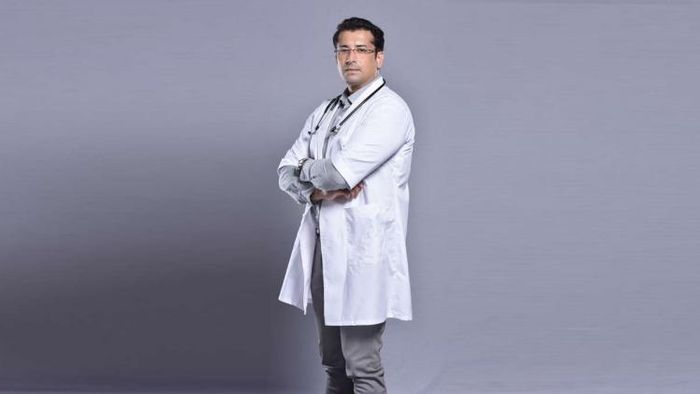 ডাঃ অনুভব চরিত্রে অভিনেতা ঋষি কৌশিক