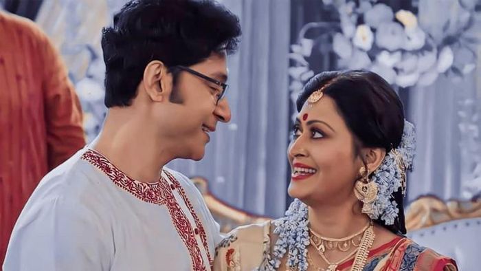 'শ্রীময়ী'-র সেটে অভিনেতা টোটা রায় চৌধুরী এবং ইন্দ্রাণী হালদার