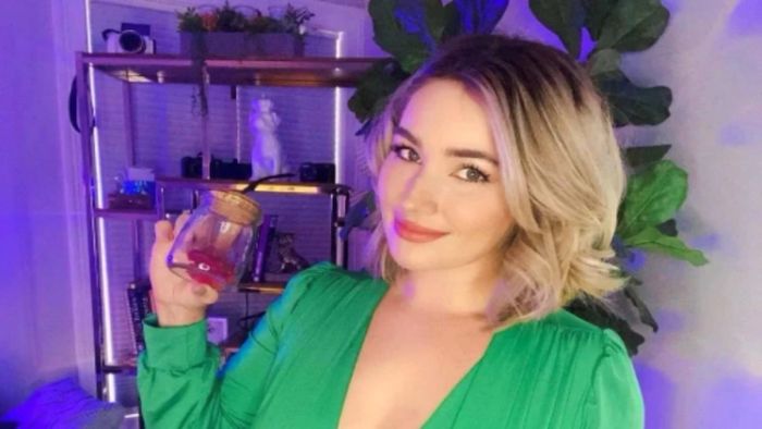 অনালাইনে নিজের 'বাতকর্ম' বেচছেন জনপ্রিয় এই টেলি তারকা