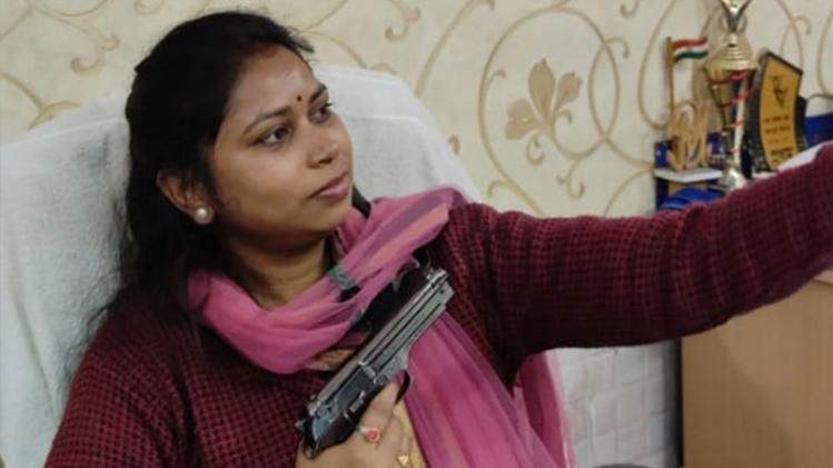 মালদায় অফিসে পিস্তল হাতে বসে TMC নেত্রী! ভাইরাল 