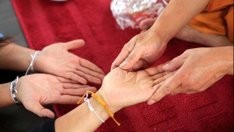 হাতের তালুতে এই ৩ চিহ্ন থাকেলই আসবে অগাধ ধন-সম্পদ, আপনার আছে নাকি?