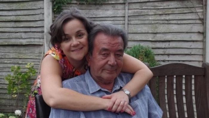 বাবার সঙ্গে ক্লেয়ার বার্টন