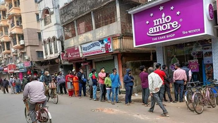 মিও আমোরের দোকানে লম্বা লাইন