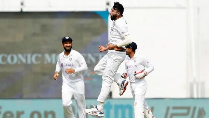 ব্য়াট হাতে নিতেই জারিজুরি শেষ কিউইদের