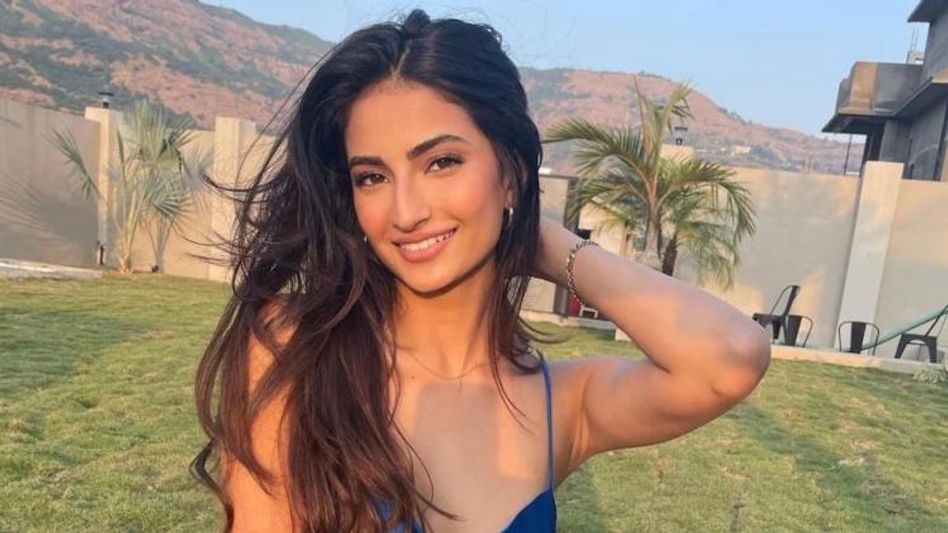 ছোট পোশাকে Social ঝড়, মা শ্বেতা তিওয়ারিকে টপকে পলকের Hip Don't Lie ছোট পোশাকে Social ঝড়, মা শ্বেতা তিওয়ারিকে টপকে পলকের Hip Don't Lie