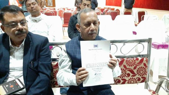 নতুন সেতুর নকশা দেখাচ্ছেন পুর প্রশাসকমণ্ডলী