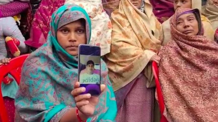 মৃতের পরিবারের সঙ্গে দেখা করতে আসেন স্থানীয় বিধায়ক