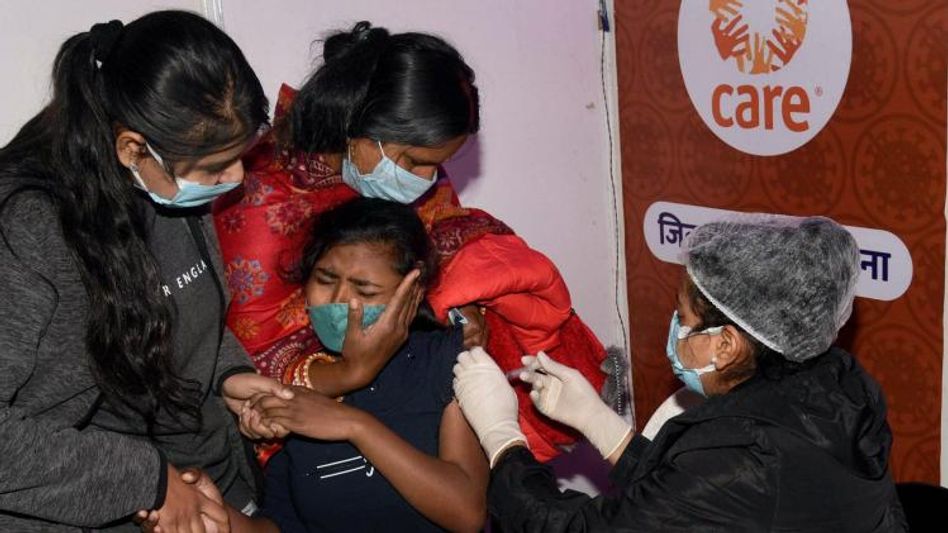 কমল করোনার সংক্রমণ, ২৪ ঘণ্টায় আক্রান্ত ২ লাখ ৫৫ হাজার  কমল করোনার সংক্রমণ, ২৪ ঘণ্টায় আক্রান্ত ২ লাখ ৫৫ হাজার