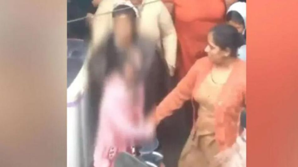 দিল্লিতে গণধর্ষণের পর চুল কেটে জুতোর মালা মহিলাকে! Shocking Video দিল্লিতে গণধর্ষণের পর চুল কেটে জুতোর মালা মহিলাকে! Shocking Video