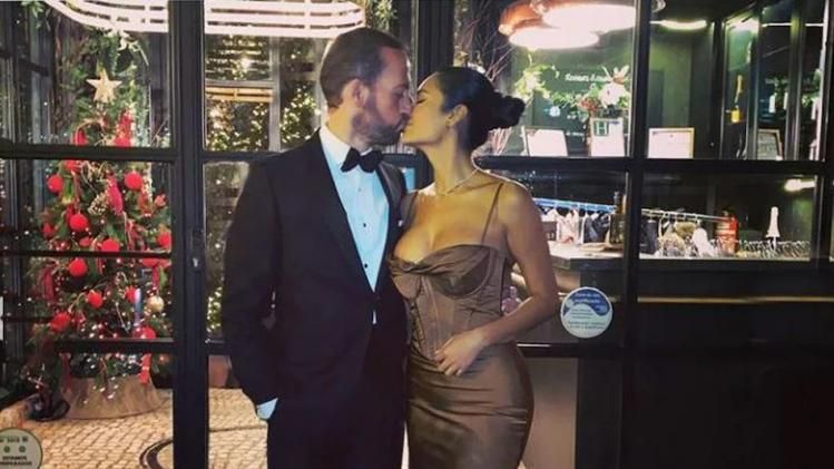 নববর্ষে প্রেমিকের ঠোঁটে উষ্ণ চুমু এষা গুপ্তার, দেখুন ভাইরাল ছবি