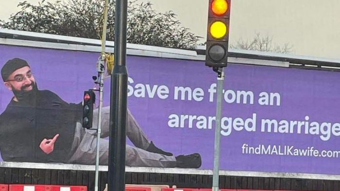 বিয়ের জন্য মেয়ে খুঁজতে শেষ পর্যন্ত বিজ্ঞাপনী বিলবোর্ড টাঙালেন ব্রিটেনের এক তরুণ