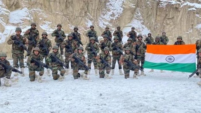গলওয়ানে পতাকা হাতে ভারতীয় সেনা।