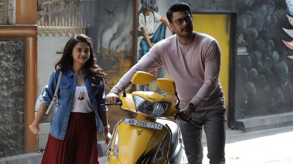 রংমশালের মতো রঙিন হয়ে উঠছে মেঘ -বৃষ্টির জীবন! পর্দায় ফুটে উঠল যিশু- শোলাঙ্কির দারুণ রসায়ন রংমশালের মতো রঙিন হয়ে উঠছে মেঘ -বৃষ্টির জীবন! পর্দায় ফুটে উঠল যিশু- শোলাঙ্কির দারুণ রসায়ন