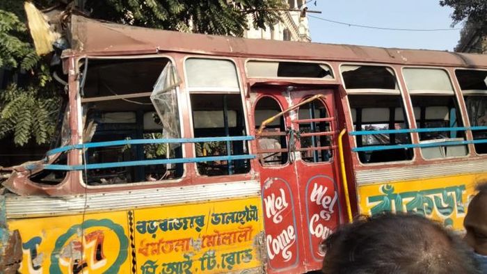 উল্টে গেল মিনি বাস।