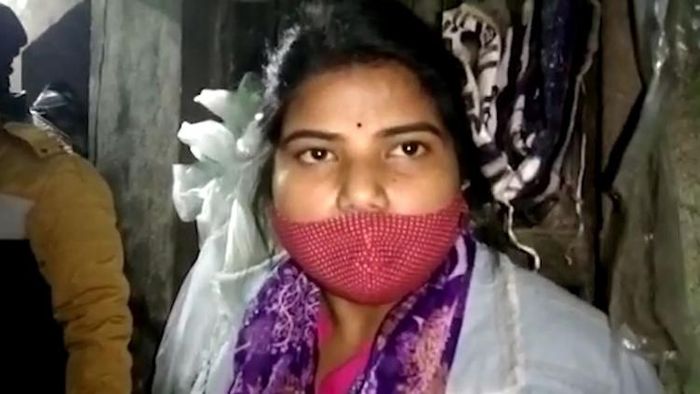 সম্পর্কের কথা অস্বীকার করায় প্রেমিকের বাড়ির সামনে ধর্নায় মাম্পি বিশ্বাস