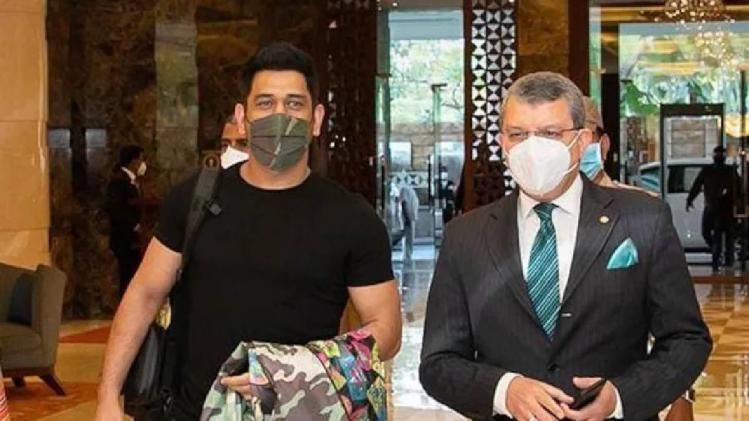  চেন্নাই পৌঁছে গেলেন ধোনি, থাকবেন কি নিলামে?