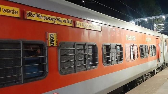 বিস্ফোরণে প্রভাবিত ট্রেন চলাচল