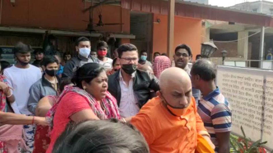 রামকৃষ্ণ সেবা মিশনে উদ্ধার রাঁধুনির দেহ, মহারাজকে মারধর স্থানীয়দের রামকৃষ্ণ সেবা মিশনে উদ্ধার রাঁধুনির দেহ, মহারাজকে মারধর স্থানীয়দের