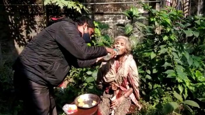 দীপ্তি মল্লিককে জল খাওয়াচ্ছেন শুভজিৎ।