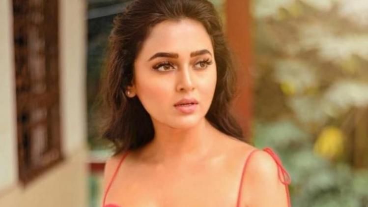 Bigg Boss 15 চ্যাম্পিয়ন তেজস্বী, ট্রফির সঙ্গে পেলেন ৪০ লক্ষ টাকা