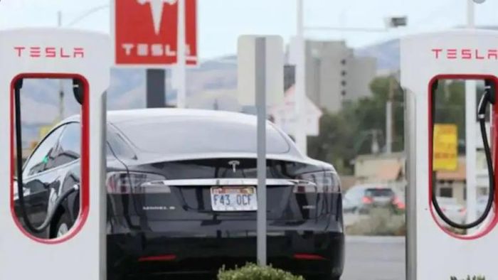 টেসলার অপেক্ষায়