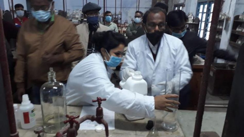 বিনামূল্যে করোনা তাড়াবে আলিপুরদুয়ার বিশ্ববিদ্যালয়ের স্যানিটাইজার "সেভ ডুয়ার্স" বিনামূল্যে করোনা তাড়াবে আলিপুরদুয়ার বিশ্ববিদ্যালয়ের স্যানিটাইজার "সেভ ডুয়ার্স"