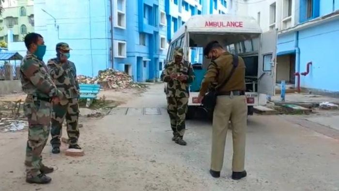 ঘটনায় হতভম্ব সহকর্মী থেকে পুলিশ