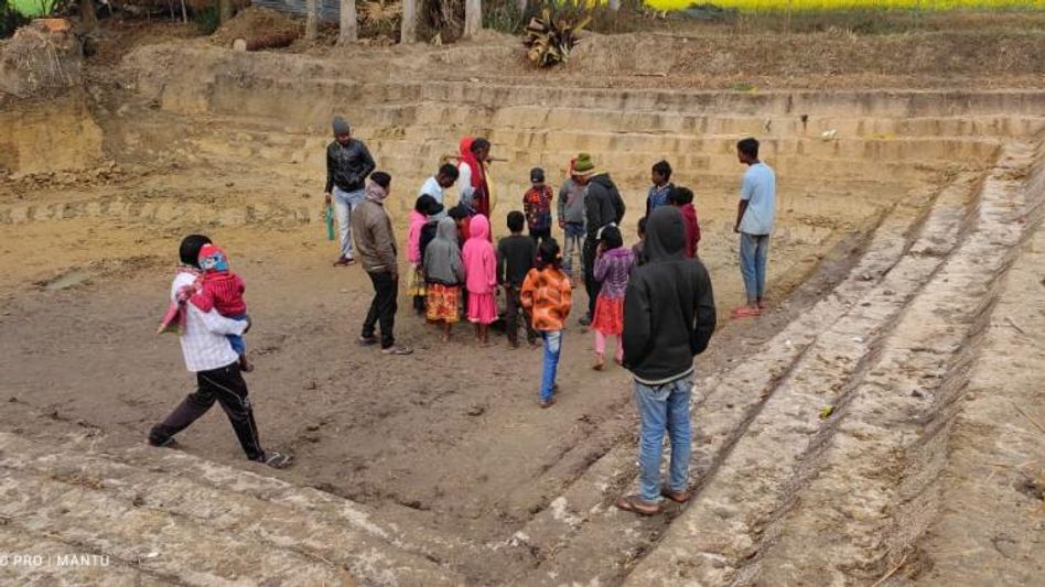 মাটি কাটতে গিয়ে উদ্ধার লক্ষ্মীনারায়ণের মূর্তি, সময়কাল জানাবে পুরাতত্ত্ববিভাগ মাটি কাটতে গিয়ে উদ্ধার লক্ষ্মীনারায়ণের মূর্তি, সময়কাল জানাবে পুরাতত্ত্ববিভাগ