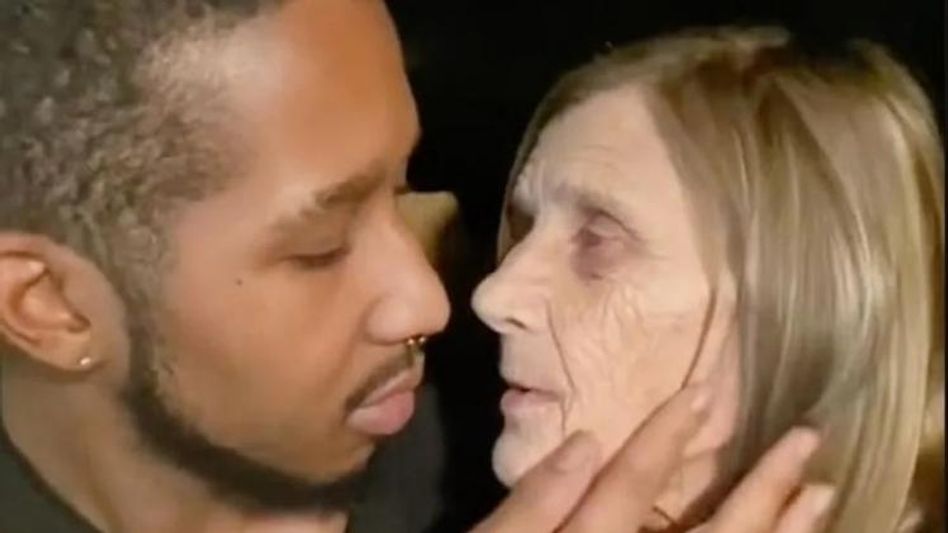 ৬১ এর অশীতিপরকে বিয়ে করলেন ২৪ এর যুবক, Live টেলিকাস্ট হলো বিয়ে ৬১ এর অশীতিপরকে বিয়ে করলেন ২৪ এর যুবক, Live টেলিকাস্ট হলো বিয়ে