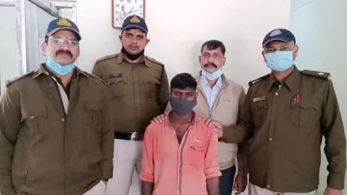 অভিযুক্তকে নিয়ে পুলিশ