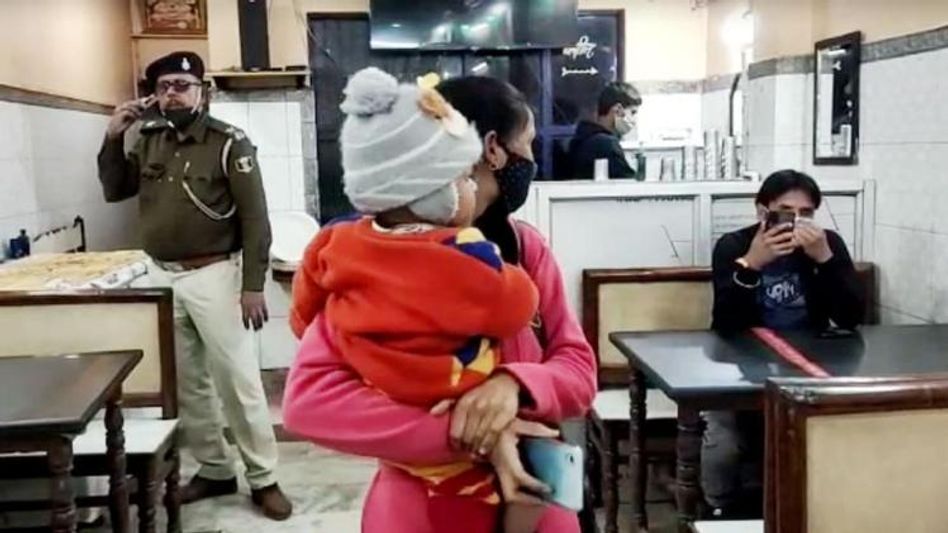 গার্লফ্রেন্ডের সঙ্গে হোটেলে স্বামী! লুকিয়ে পৌঁছালেন স্ত্রীও, তারপর... গার্লফ্রেন্ডের সঙ্গে হোটেলে স্বামী! লুকিয়ে পৌঁছালেন স্ত্রীও, তারপর...