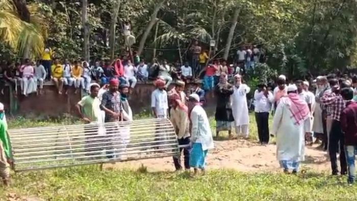 কবর থেকে তোলা হল দেহ