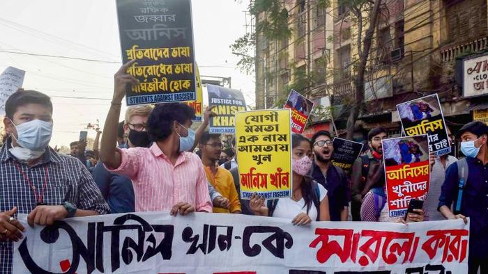 আনিসের মৃত্যুর প্রতিবাদে পথে ছাত্ররা (ছবিটি প্রতীকী)