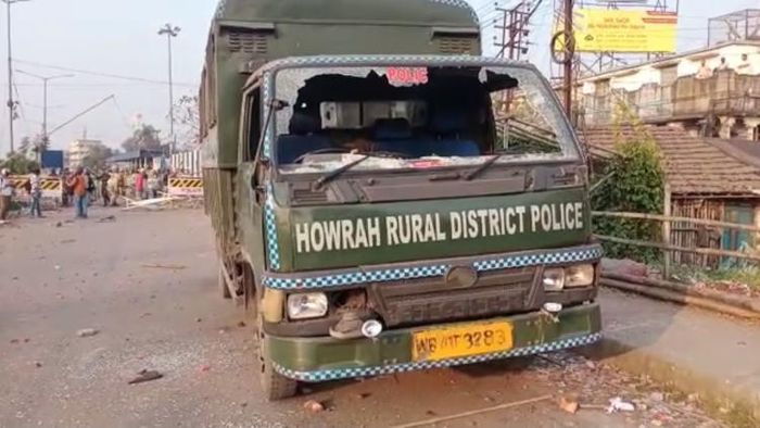 বাম ছাত্রদের প্রতিবাদ ঘিরে উত্তেজনা। বেশ কয়েকটি পুলিশের গাড়ি ভাঙা হয়েছে বলে অভিযোগ