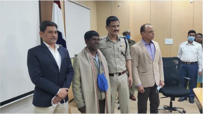 ভুবন বাদ্যকরকে সংবর্ধনা পুলিশের