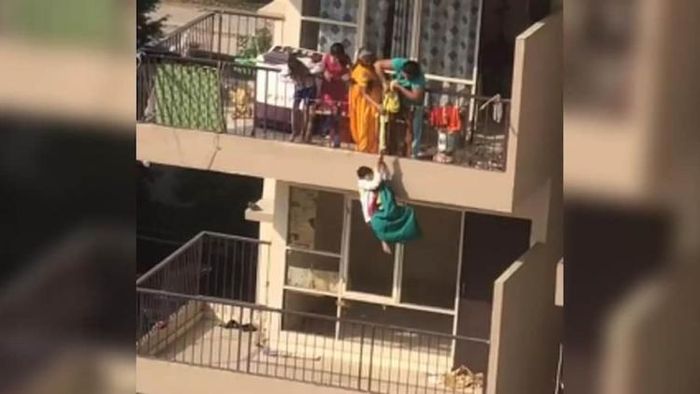 সন্তানকে শাড়িতে বেঁধে ঝোলালেন মা