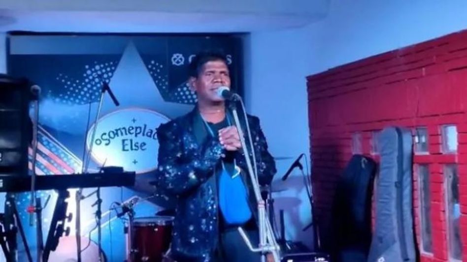 জিন্স-টিশার্ট পরে রকস্টার! 'কাঁচা বাদাম'এ শহর মাতালেন ভুবন জিন্স-টিশার্ট পরে রকস্টার! 'কাঁচা বাদাম'এ শহর মাতালেন ভুবন